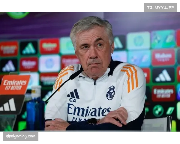 场边镜头：皇马替补席对裁判判罚表示不满，安切洛蒂情绪激动